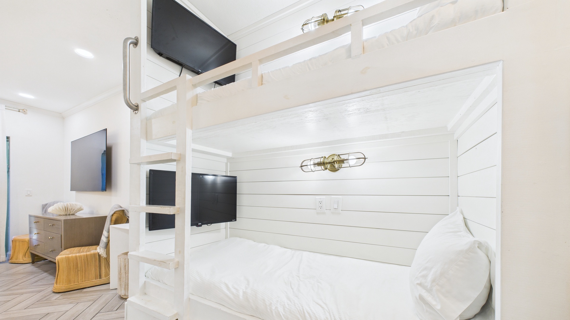 Built-in bunk bed