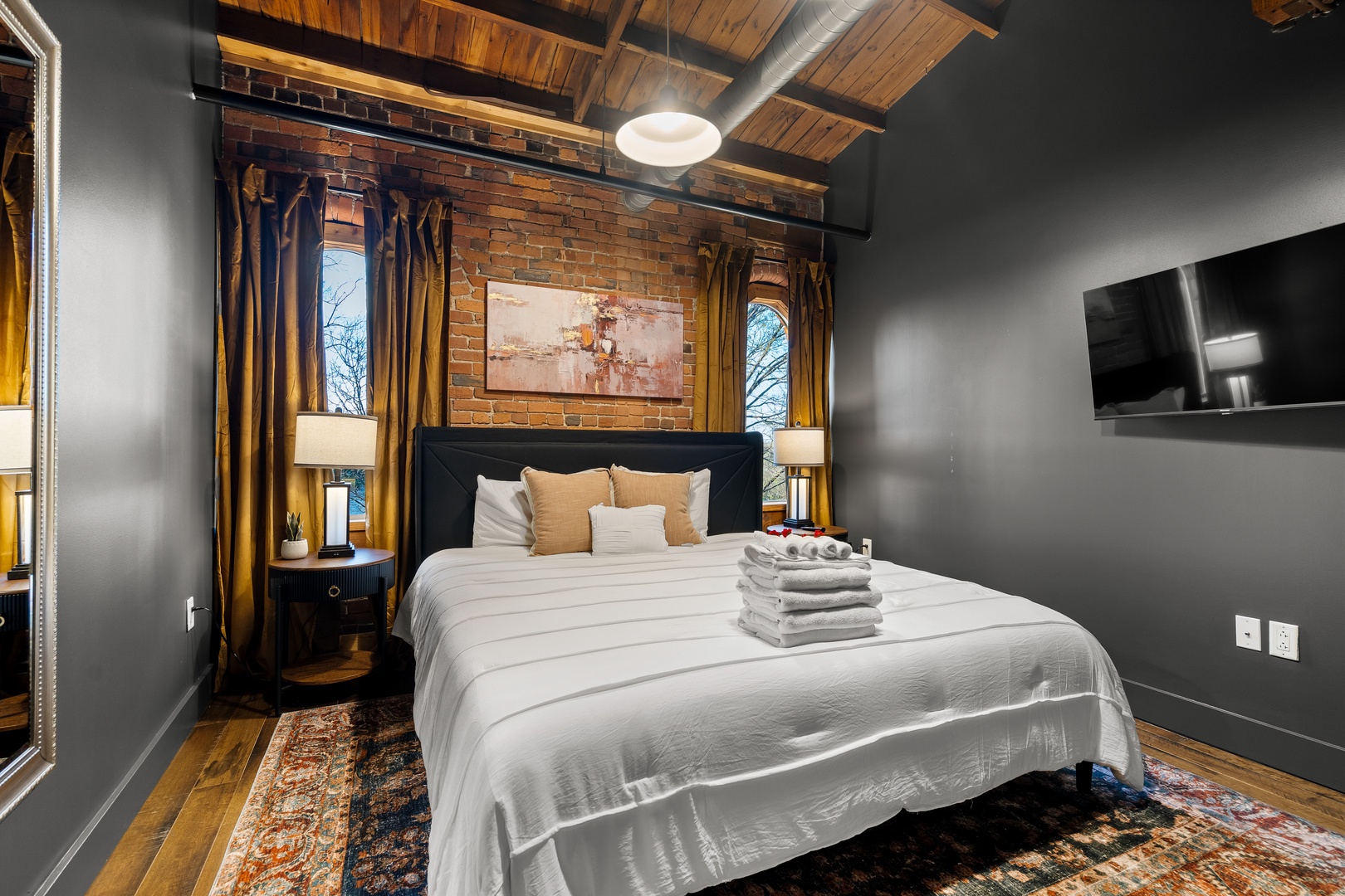 Third bedroom with king bed TV