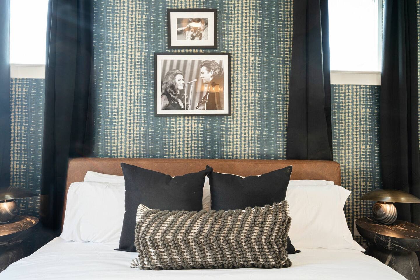 5627 - Primary bedroom with king bed, ensuite bathroom, and smart TV.