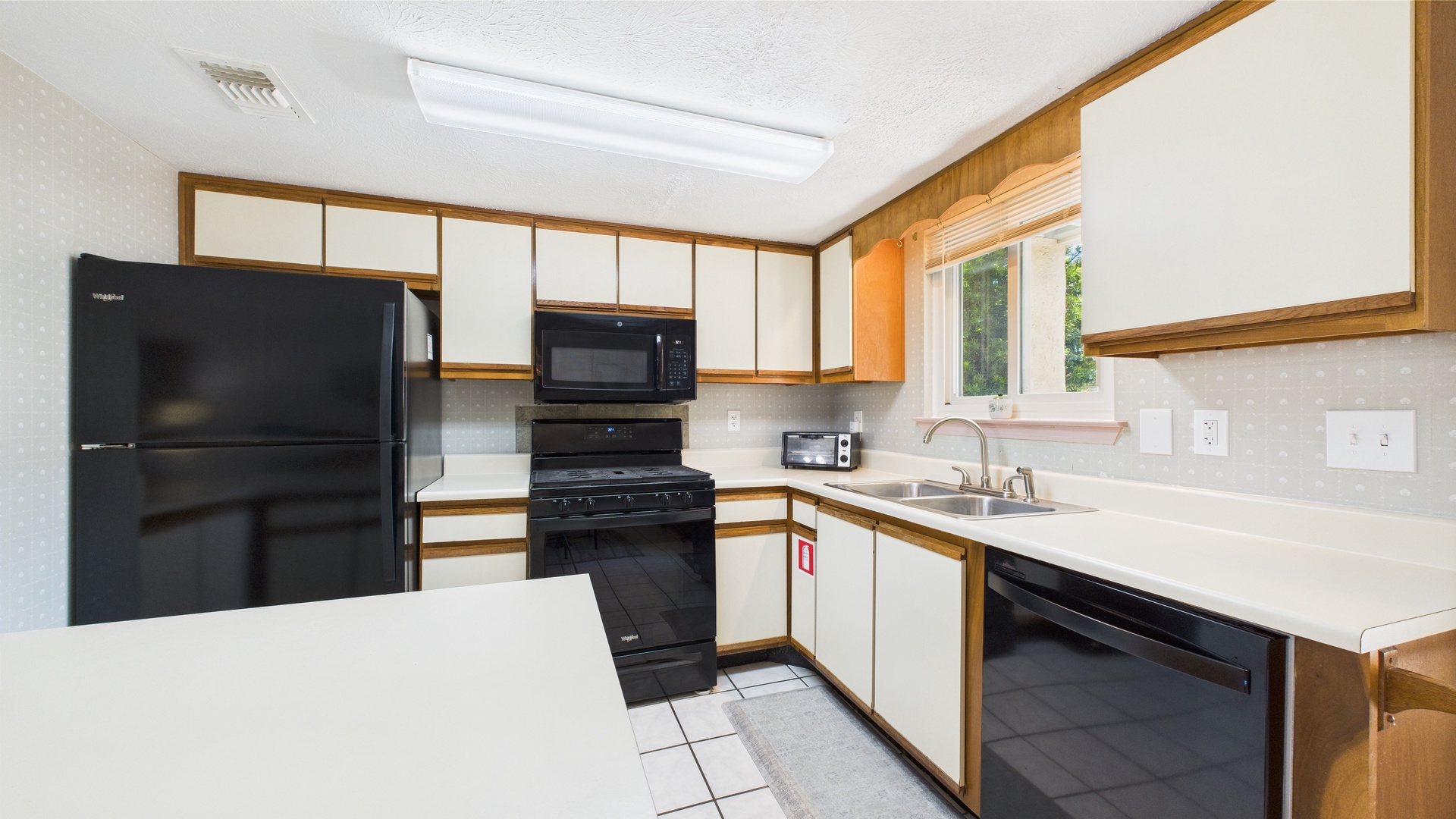 Fully applianced kitchen with all the cooking essentials