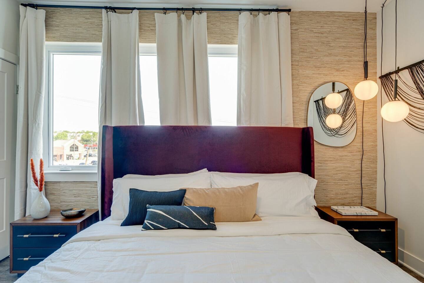 5627 - 2nd bedroom with king bed and ensuite bathroom.