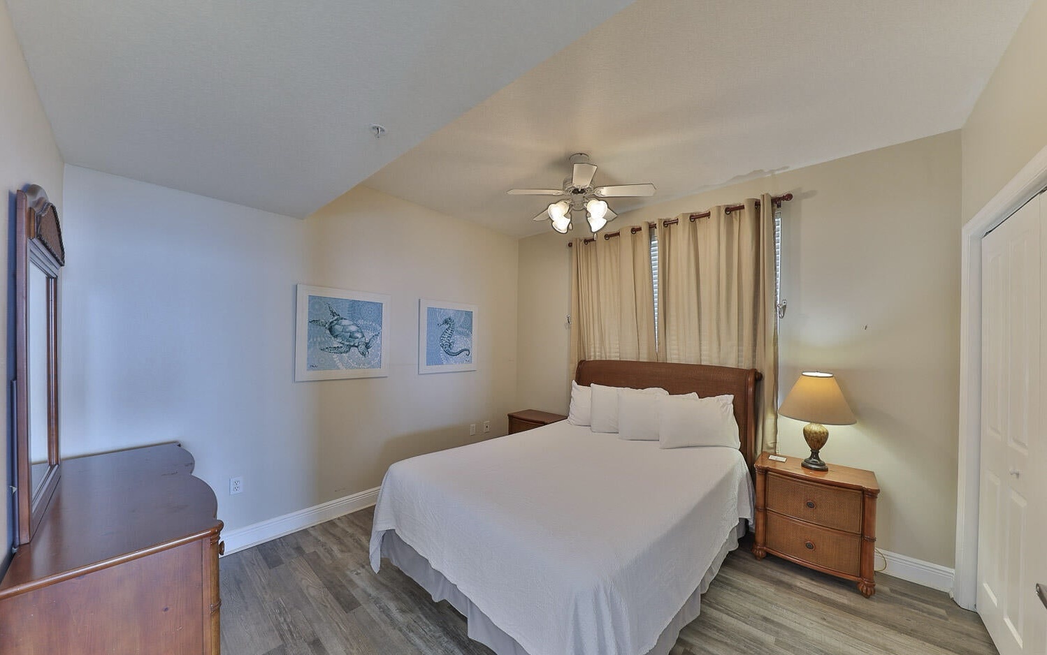 Guest bedroom with queen bed and ensuite bathroom (sleeps 2)