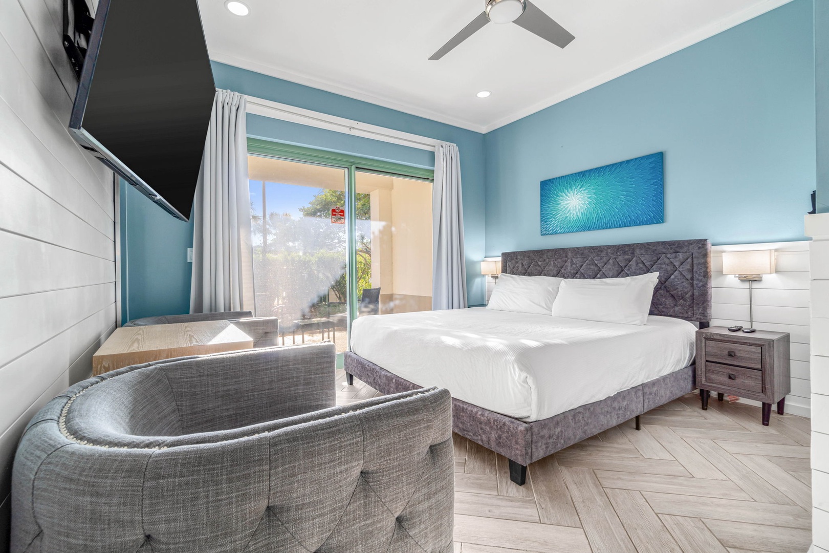 King size bed with balcony access