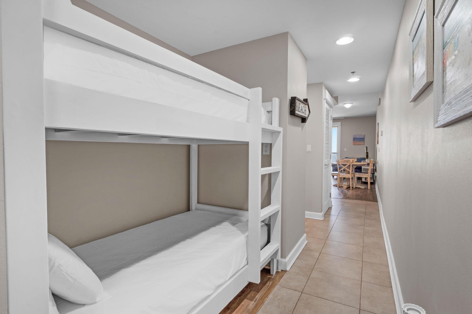 2 twin bunks bed