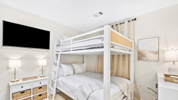 Guest bedroom with 2 bunk beds