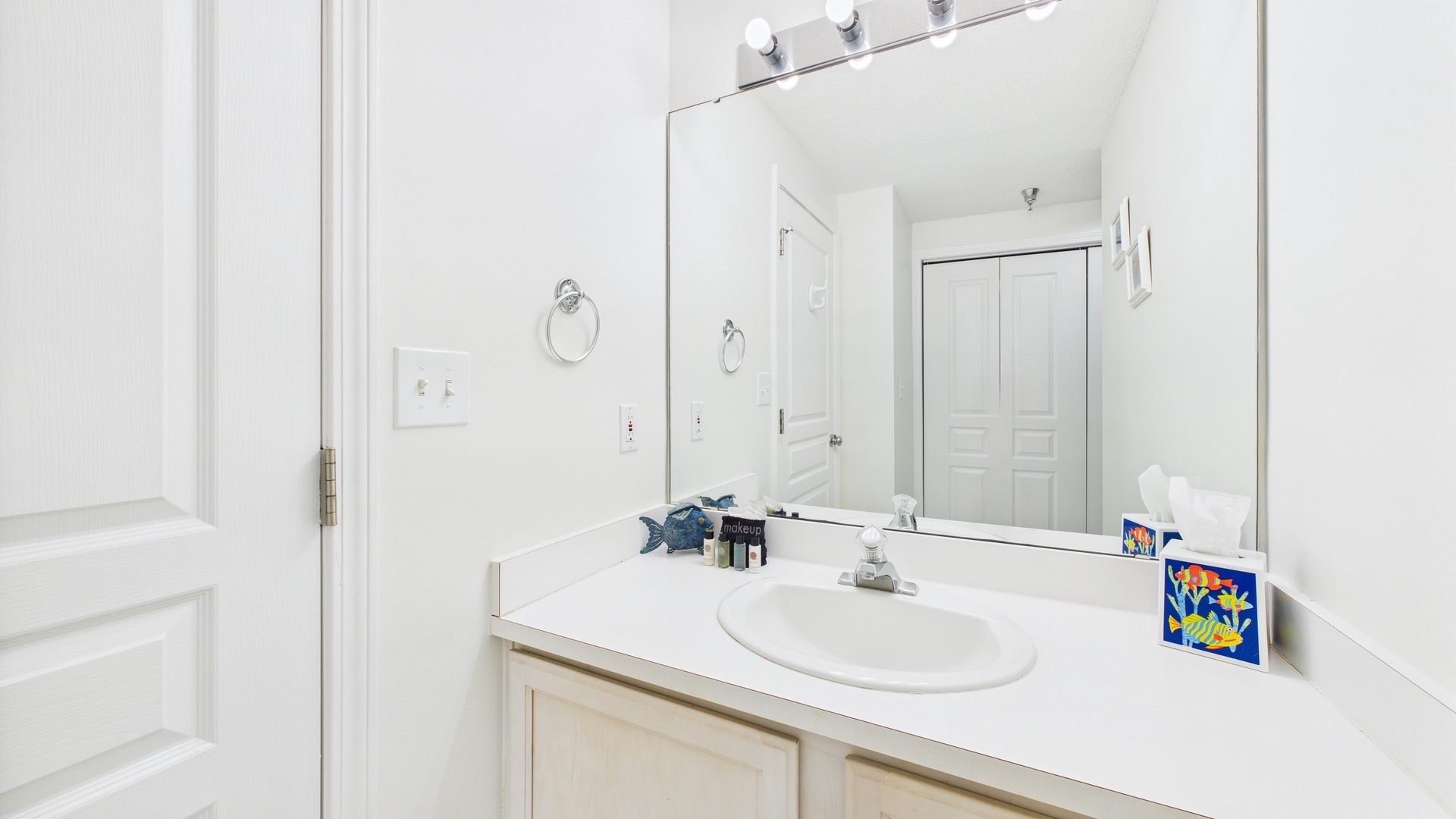 Guest bathroom with shower and tub combo
