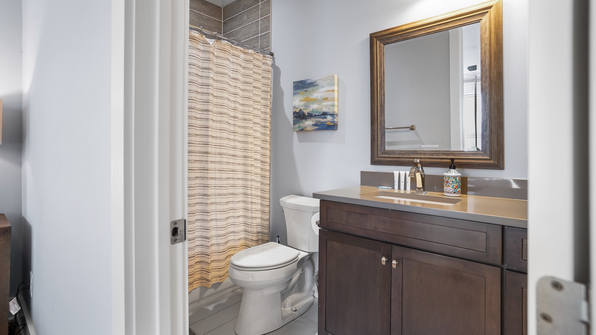 (3rd level) Full guest bathroom