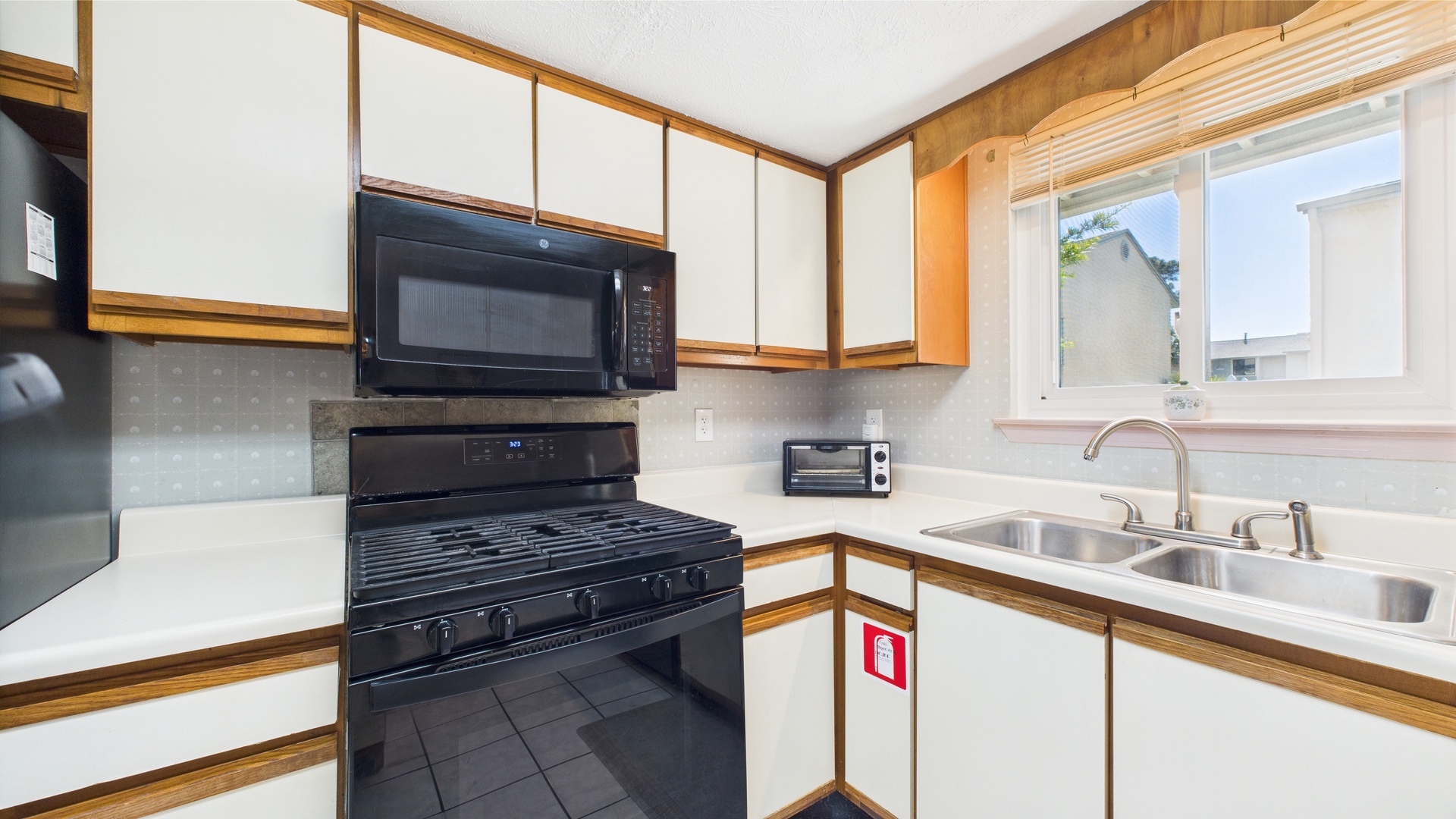 Fully applianced kitchen with all the cooking essentials