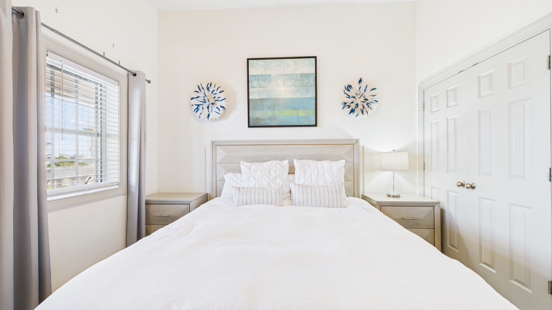 Guest room with queen size bed (sleeps 2)