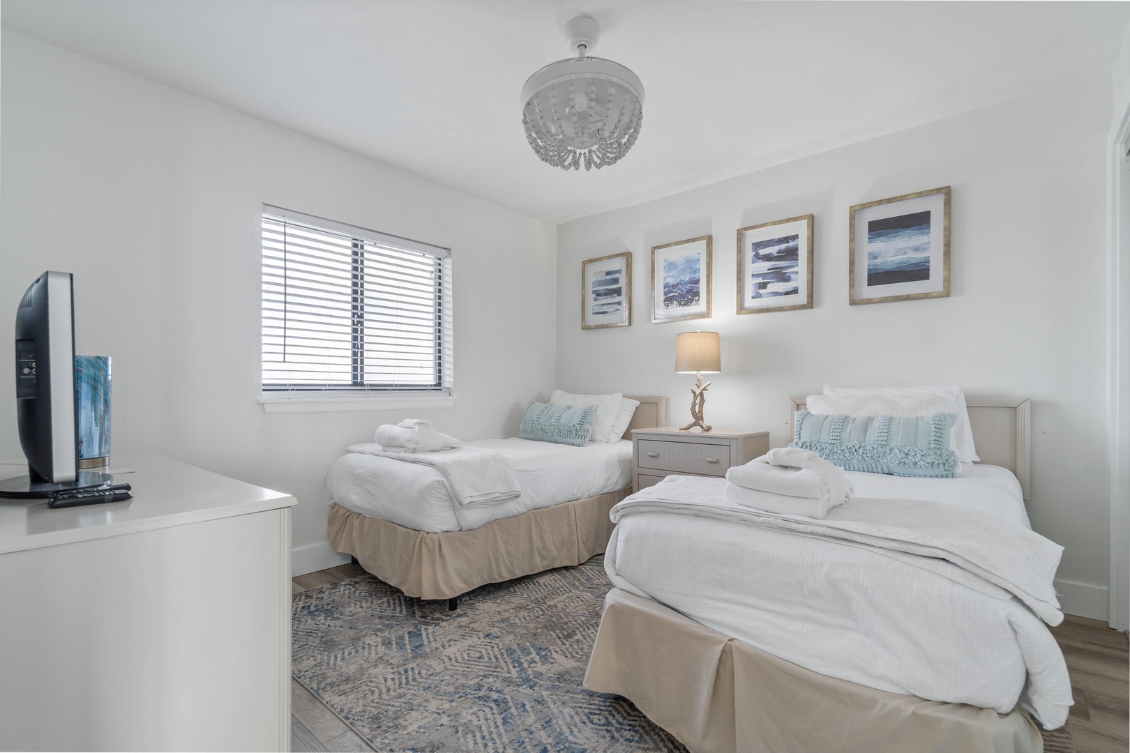 Guest room with 2 twin size beds