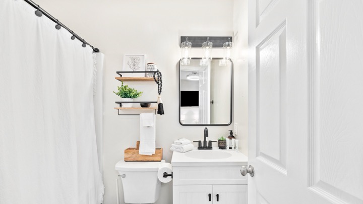 Full guest bathroom