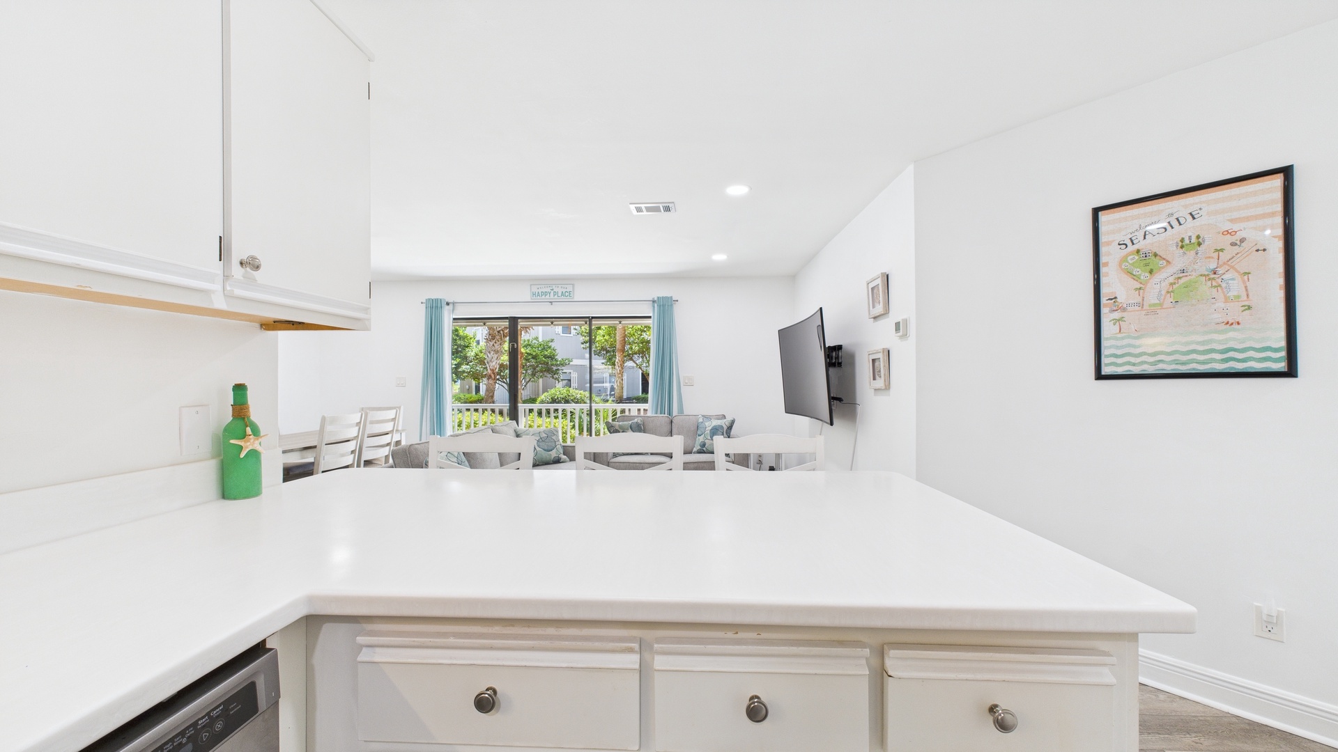 Full kitchen with breakfast bar and all the cooking essentials