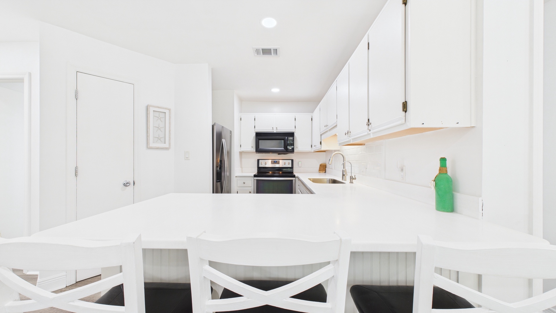 Full kitchen with breakfast bar and all the cooking essentials