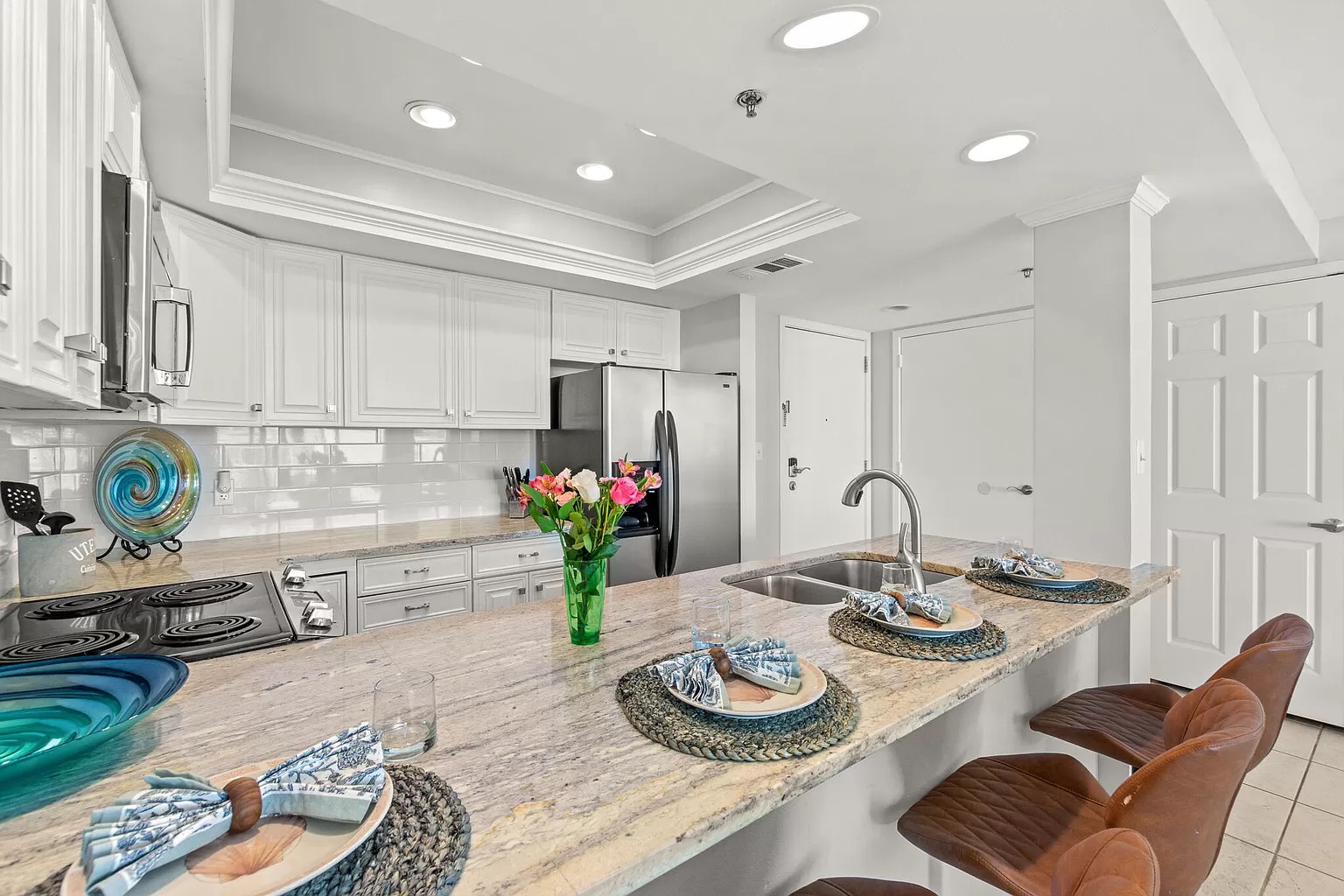 Breakfast bar with seating for four