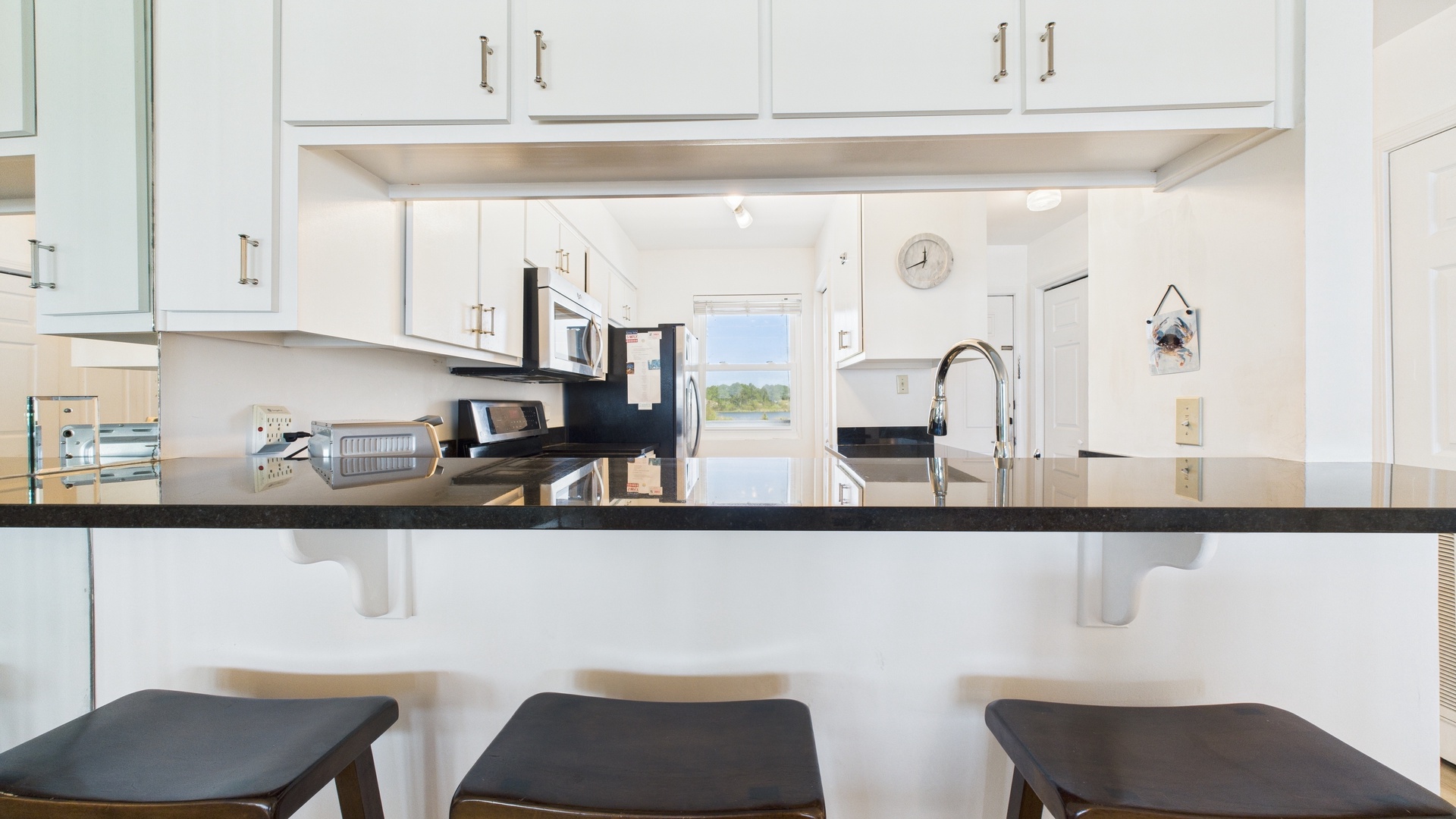 Full kitchen with breakfast bar and all the cooking essentials