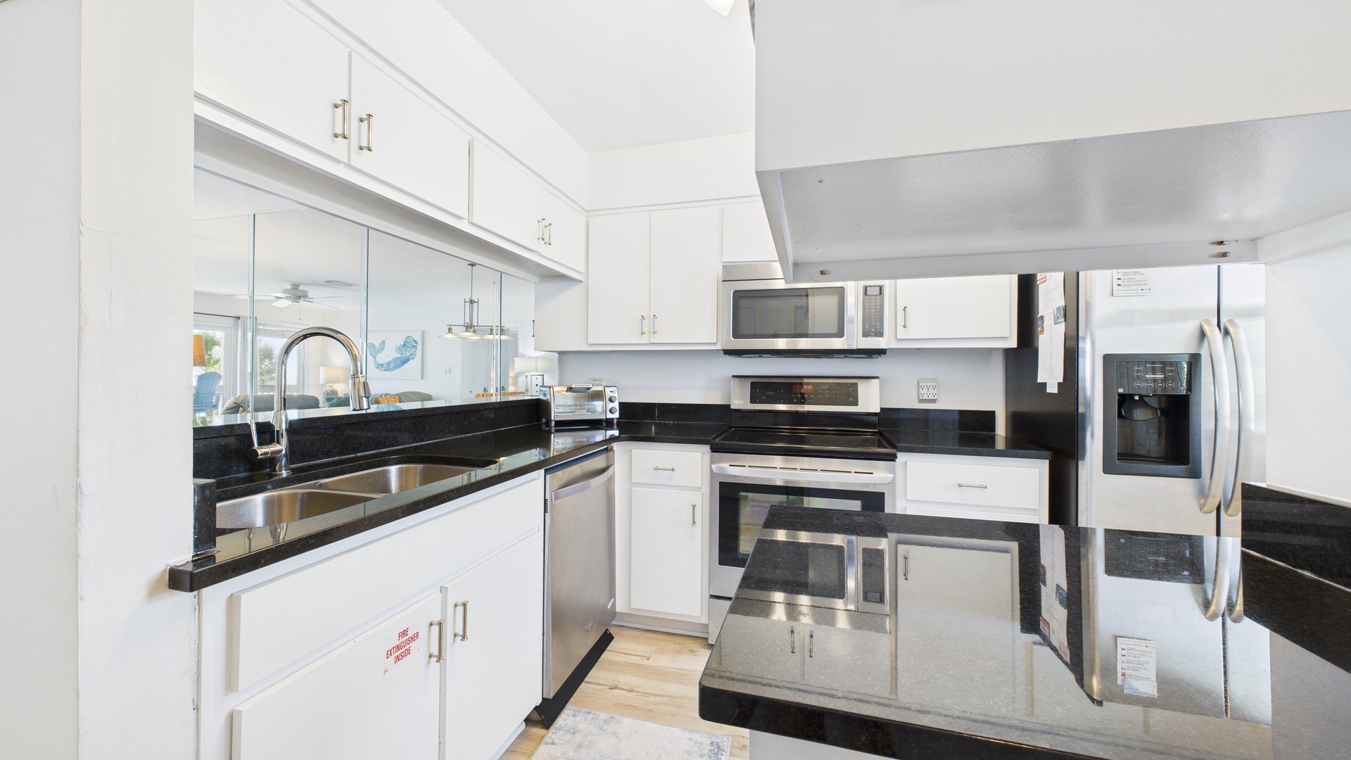 Full kitchen with breakfast bar and all the cooking essentials