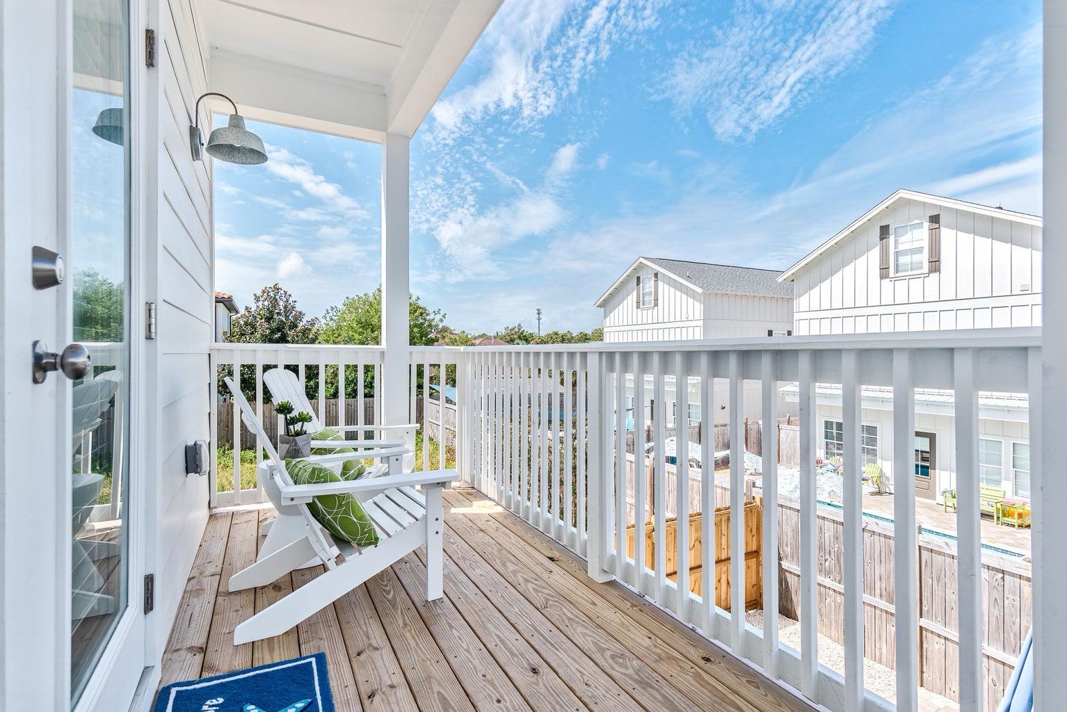 Second floor balcony with beach chairs