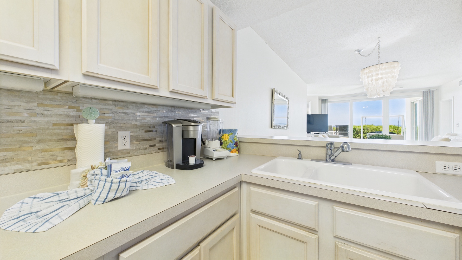 Fully applianced kitchen with all the cooking essentials