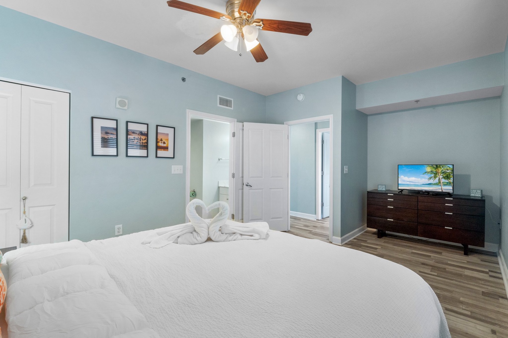 Guest bedroom with queen size bed