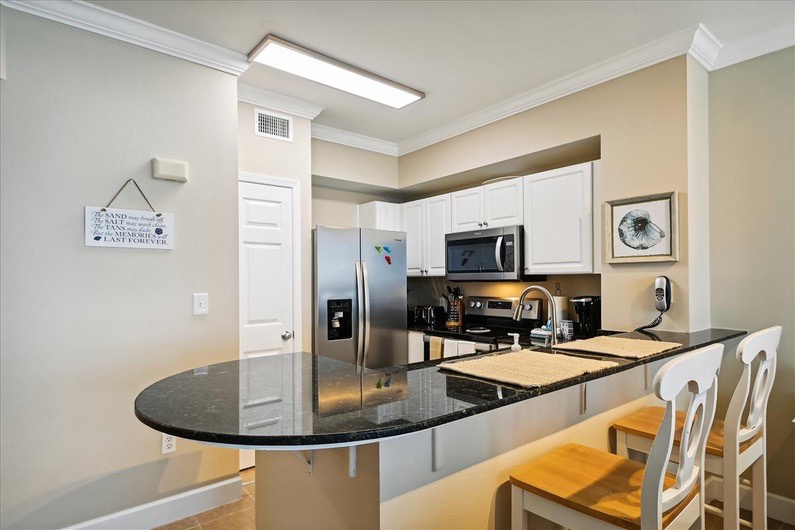 Full kitchen with breakfast bar