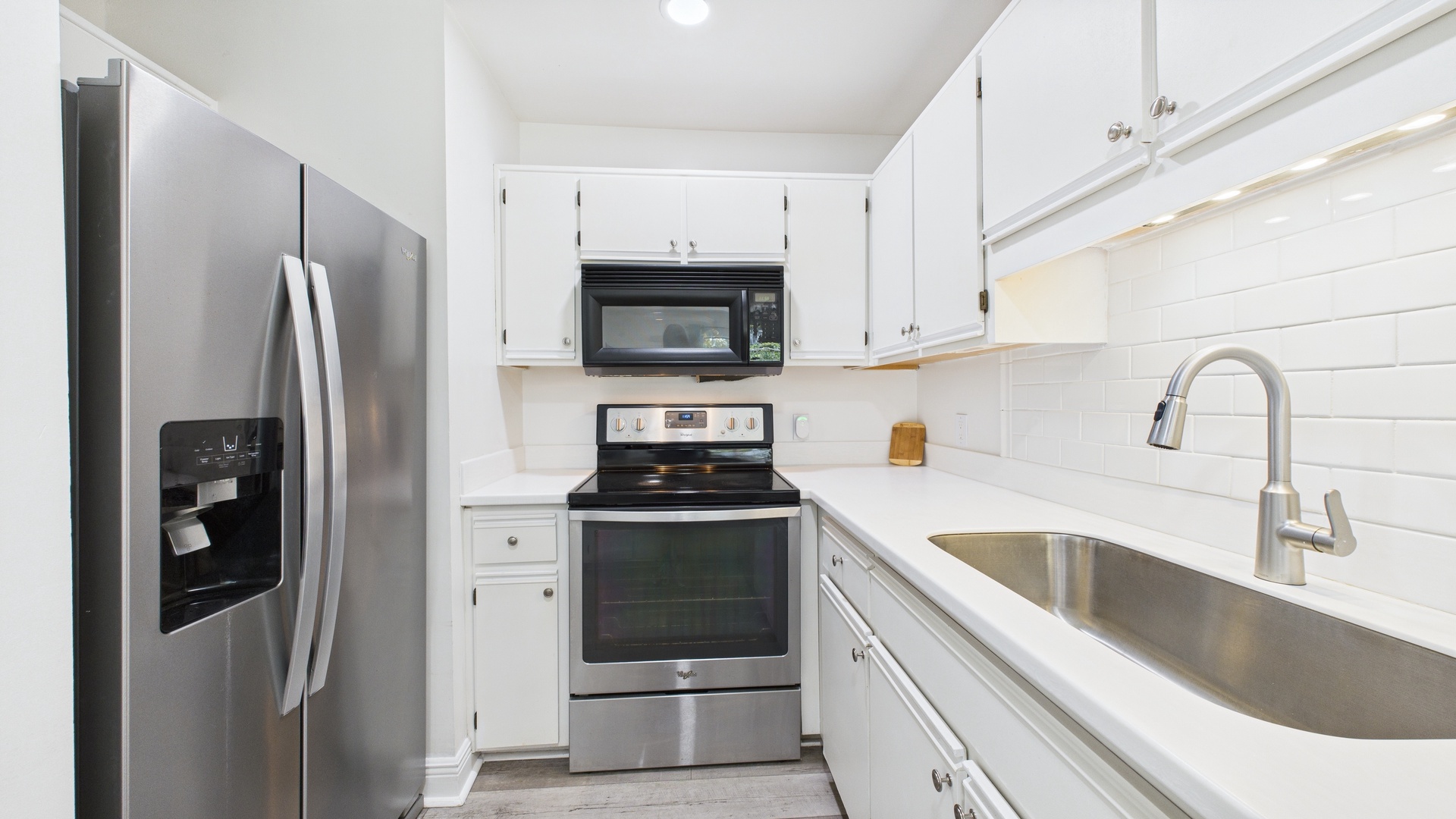 Full kitchen with breakfast bar and all the cooking essentials