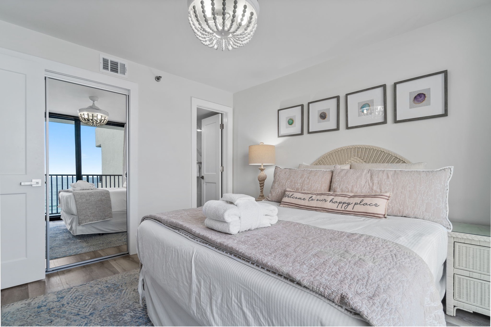 Master room with queen size bed and balcony access