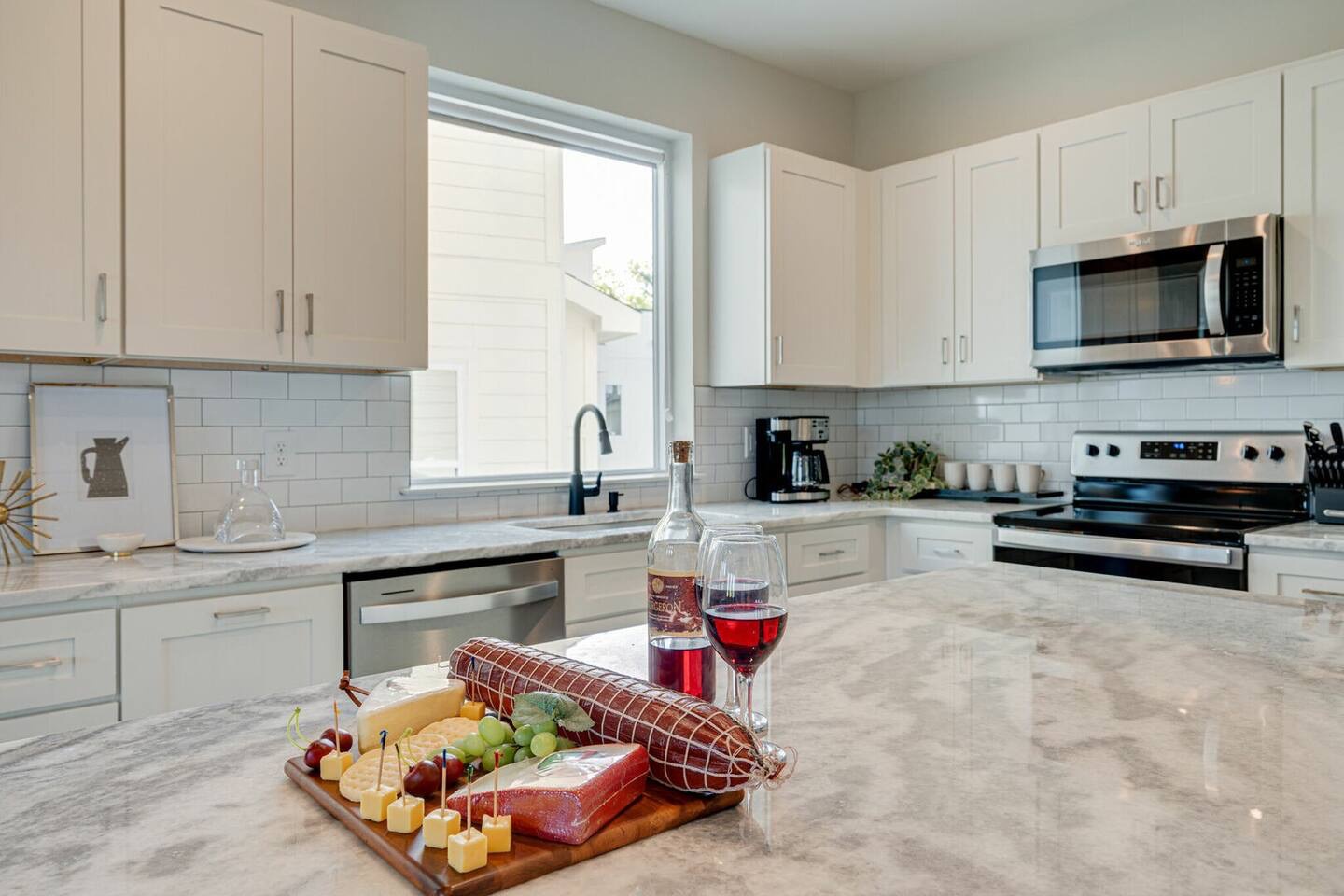 5627 - Full kitchen with stainless steel appliances, breakfast bar with two seats, and fully stocked with cooking essentials.