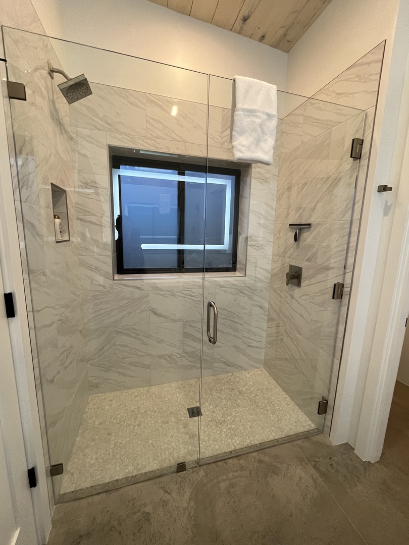 King bedroom bathroom shower