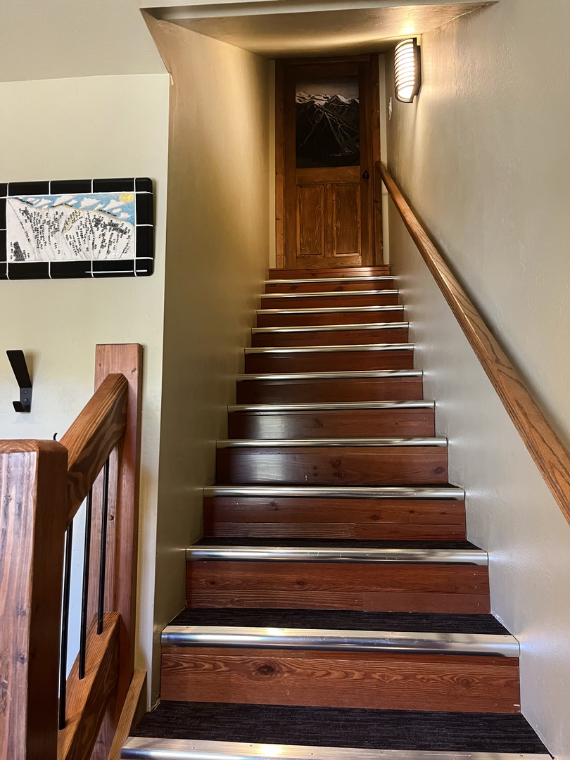 Entryway stairs to main level