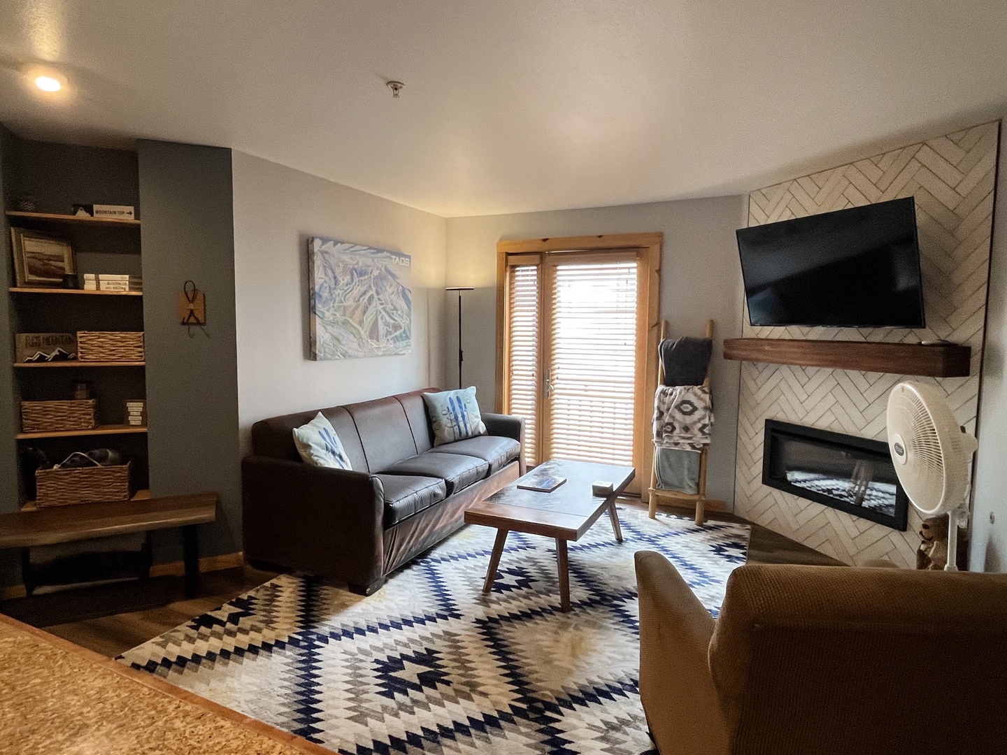 Relax in the living room, where a cozy sofa faces the gas fireplace and a smart TV invites you to chill out after a day of fun.