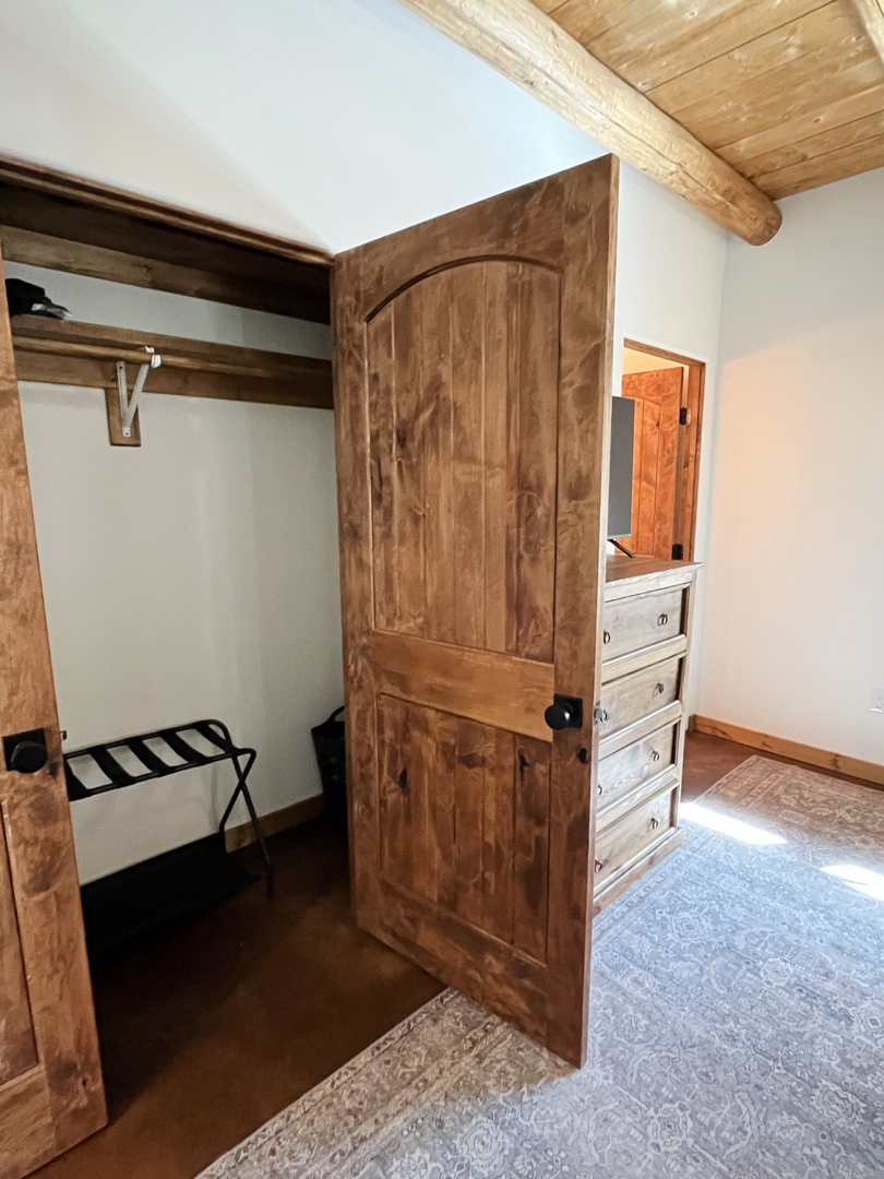 downstairs-bedroomcloset1