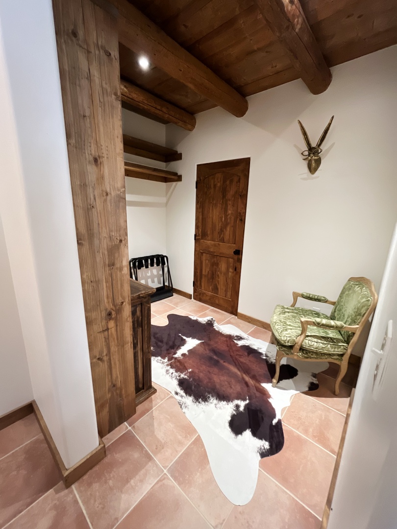 primary-bedroom-walkin