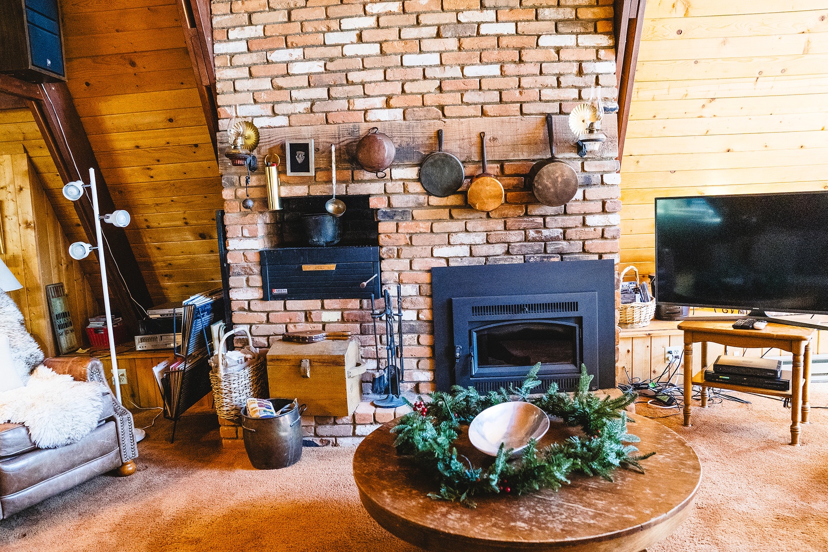 Charming decoration, fireplace and grill are not usable amenities, sorry! Just for photos.