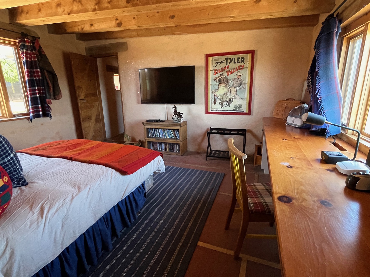 Wood, wool, and cotton cozy up this traditional southwestern tiled bedroom