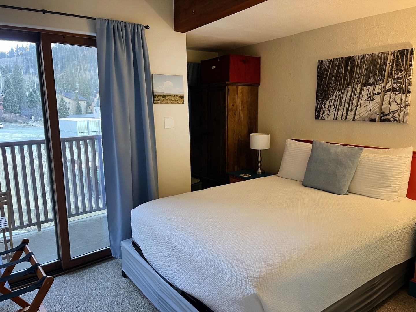 Queen bedroom with access to balcony 2