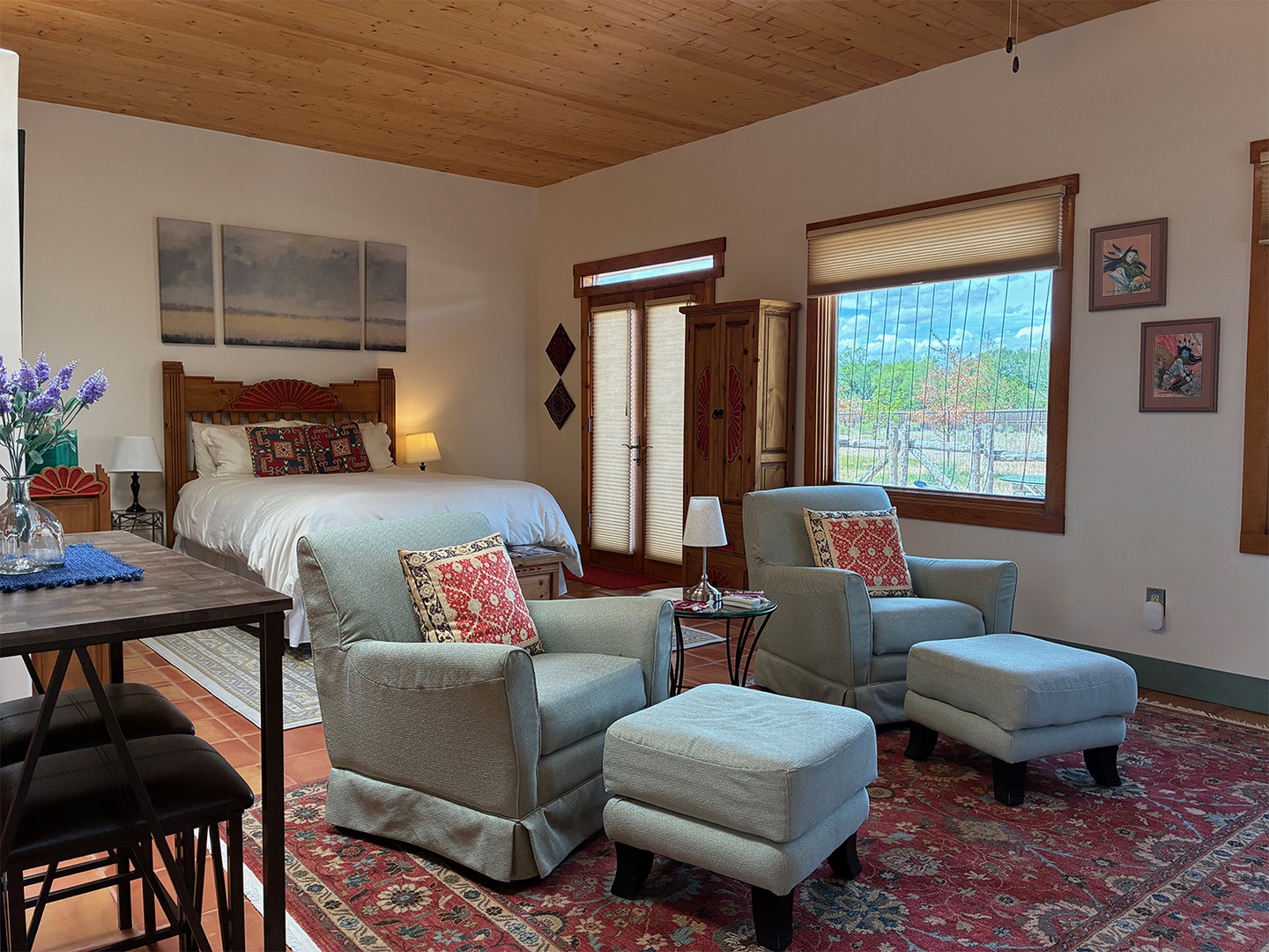 Summertime vibes in Taos means day hikes, gallery hopping and tasty treats all easily accessible from this perfect-for-two home.