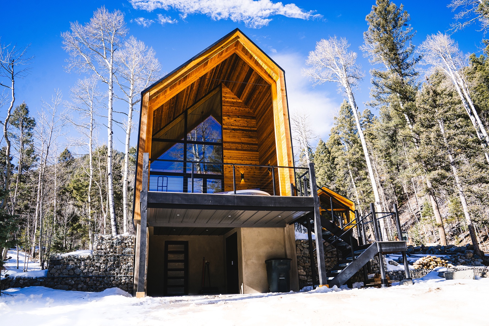 Contemporary cabin just a mile from the resort