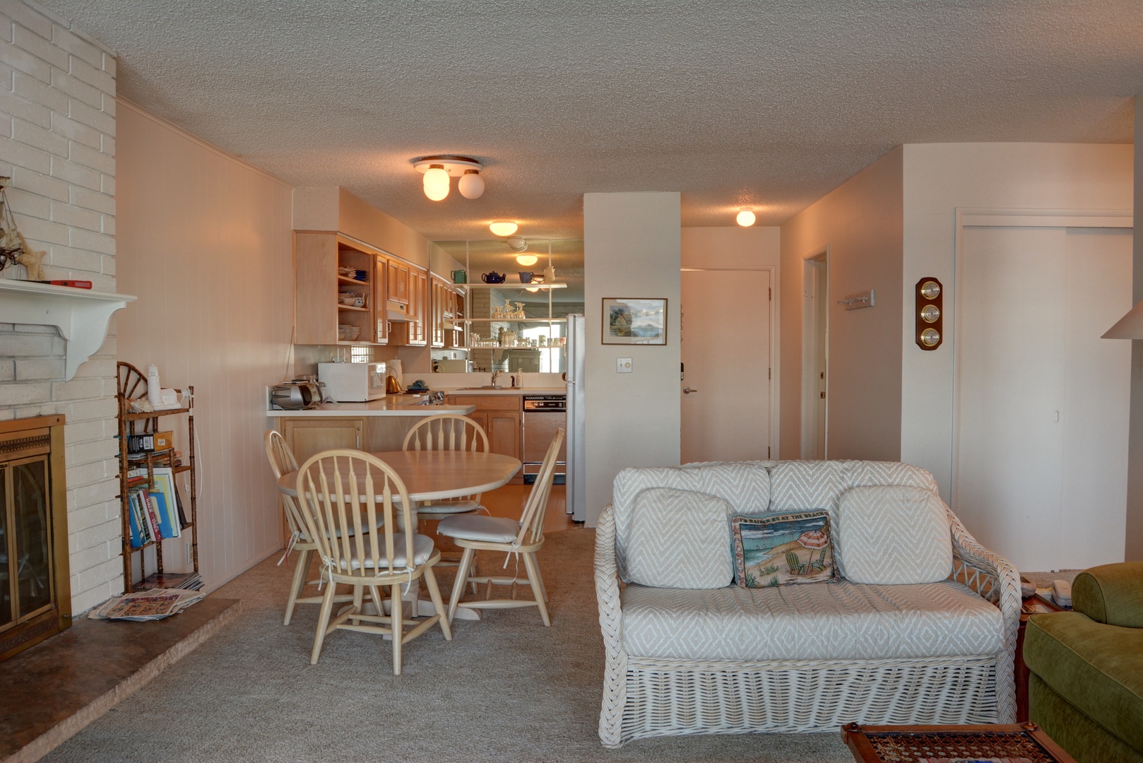 Living Room/Dining Area/Kitchen