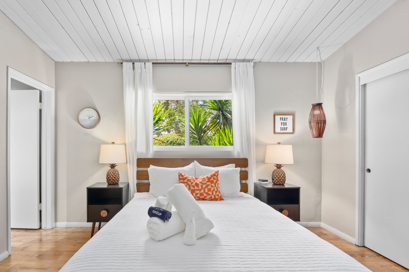 Bedroom 2: Queen + ensuite (Sealy hybrid)