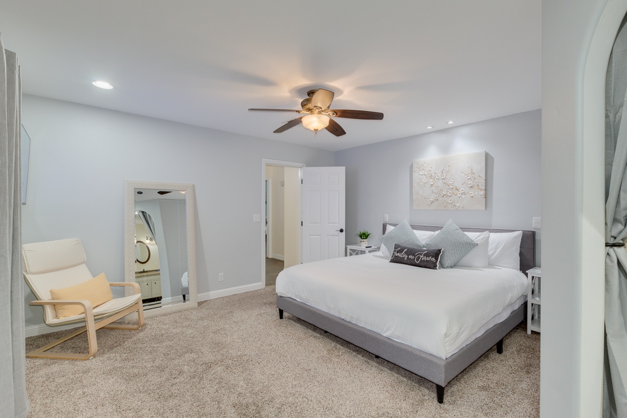 Bedroom 1: King Bed (en suite master bathroom)