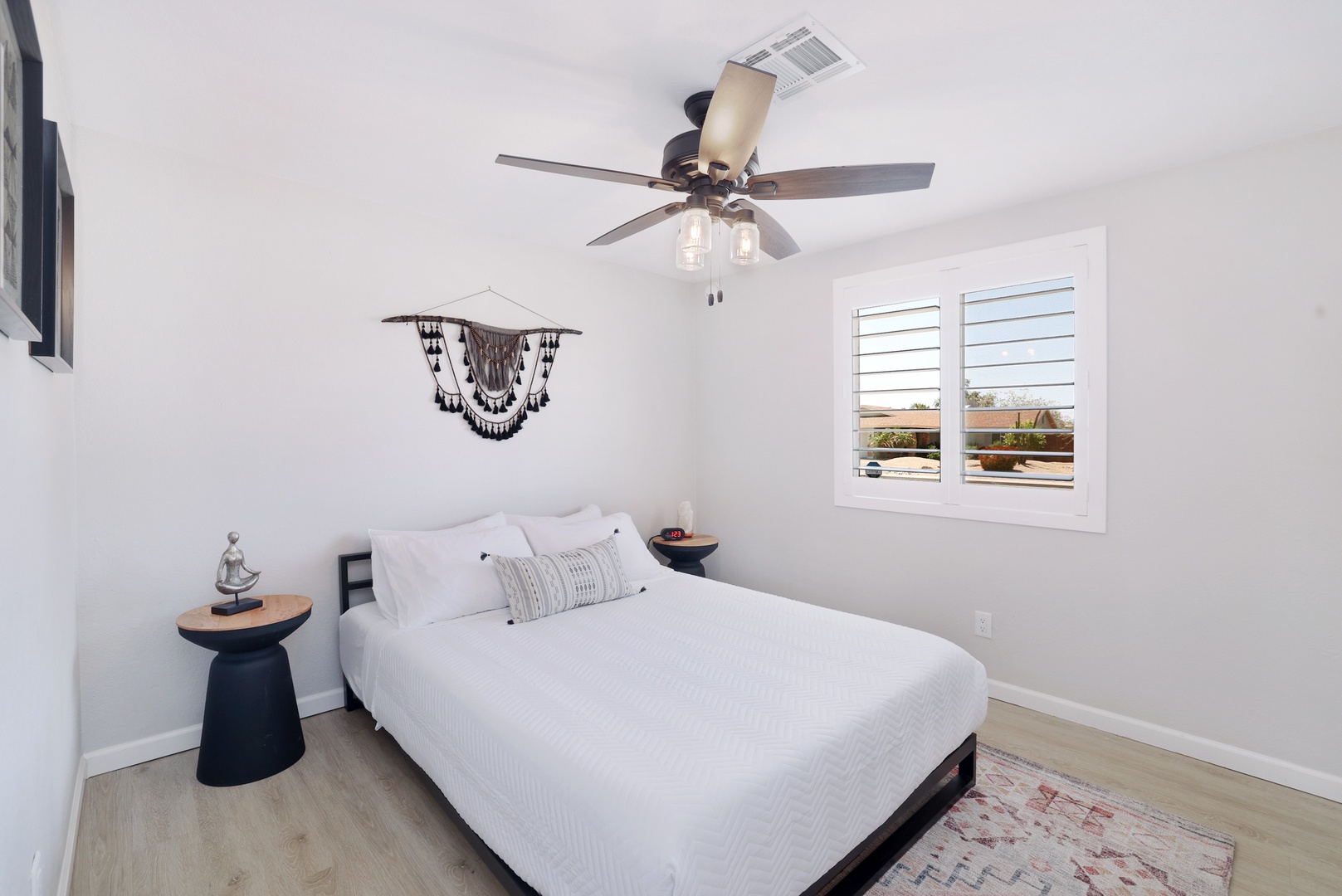 Second bedroom with a queen bed