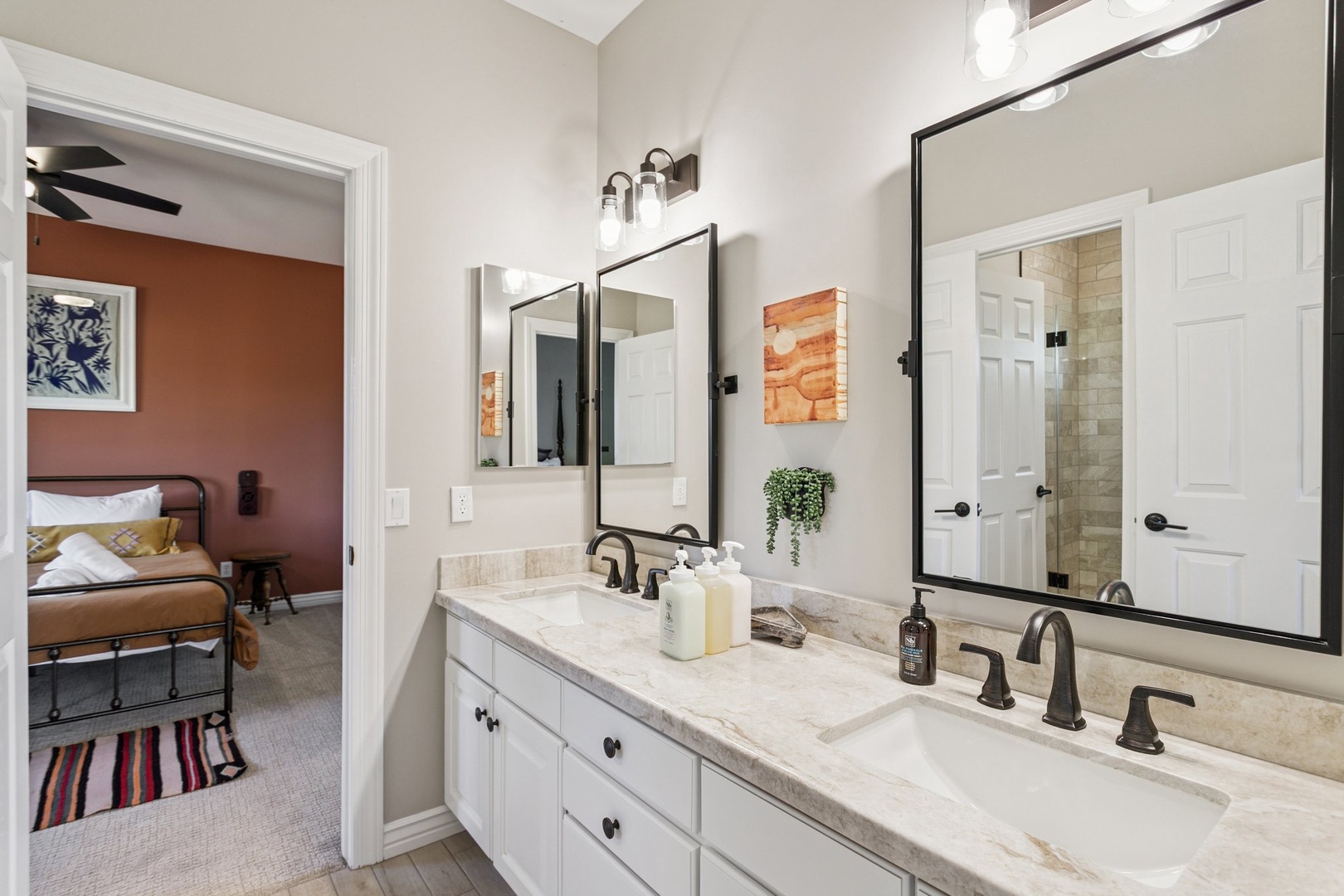 Guest Bathroom (Shared between two Queen Bedrooms)