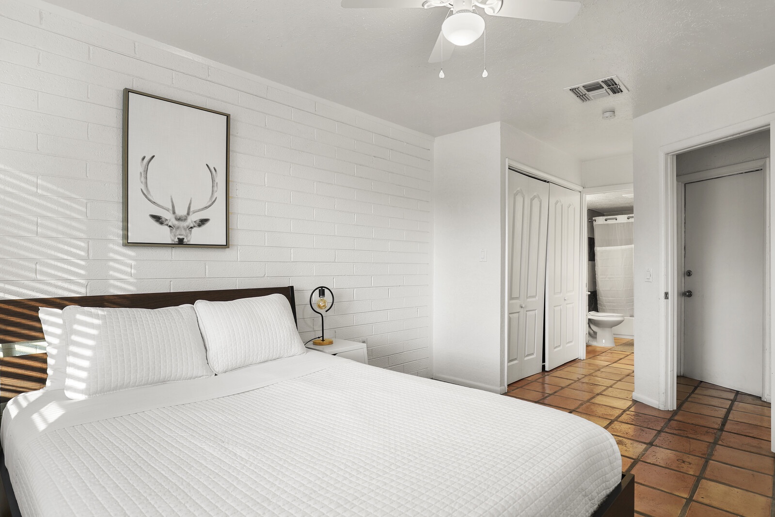 Master bedroom, queen bed