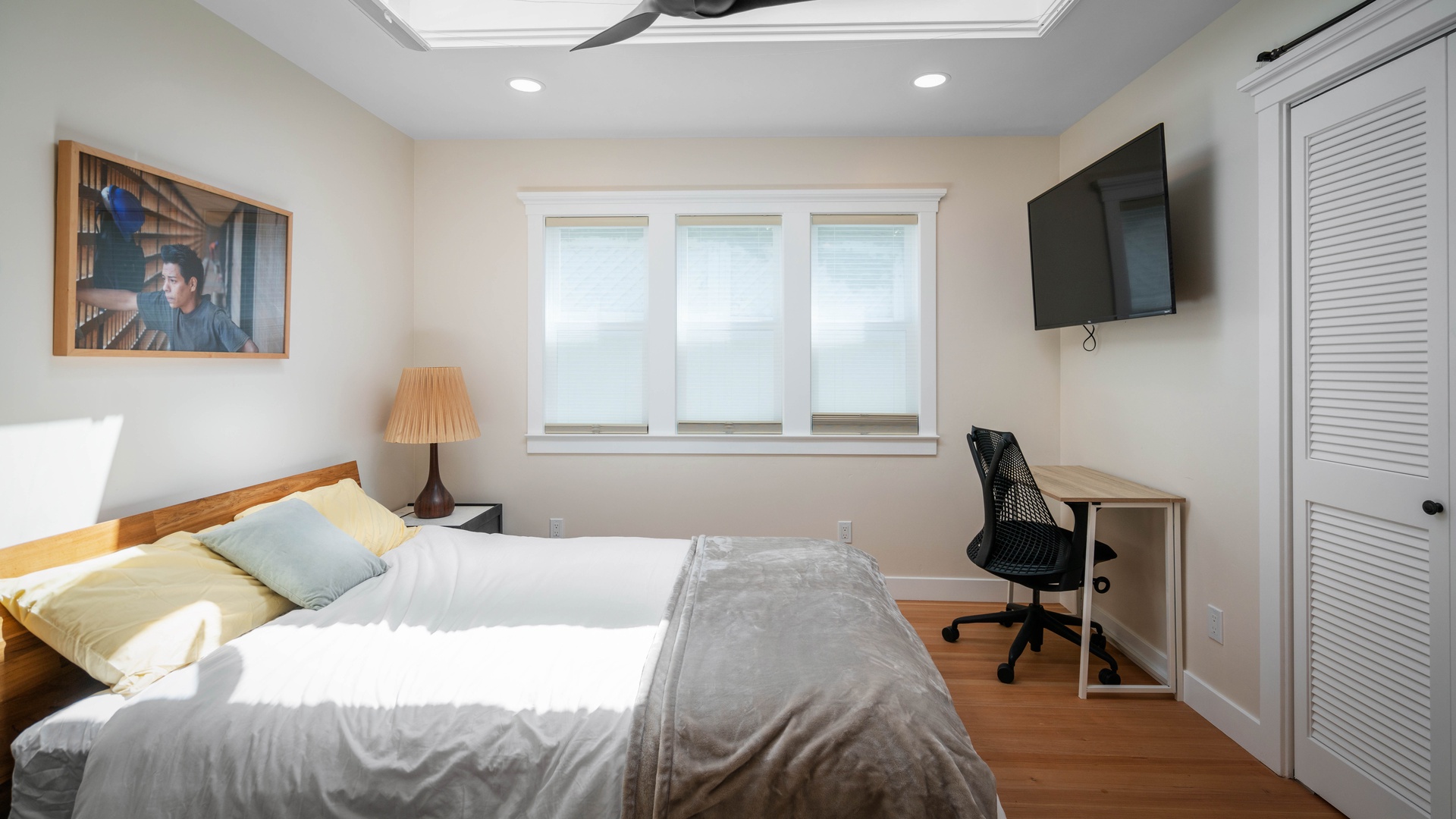 Primary bedroom, Queen bed with ensuite bathroom