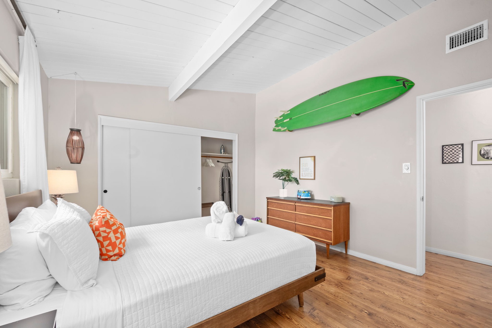 Bedroom 2: Queen + ensuite (Sealy hybrid)