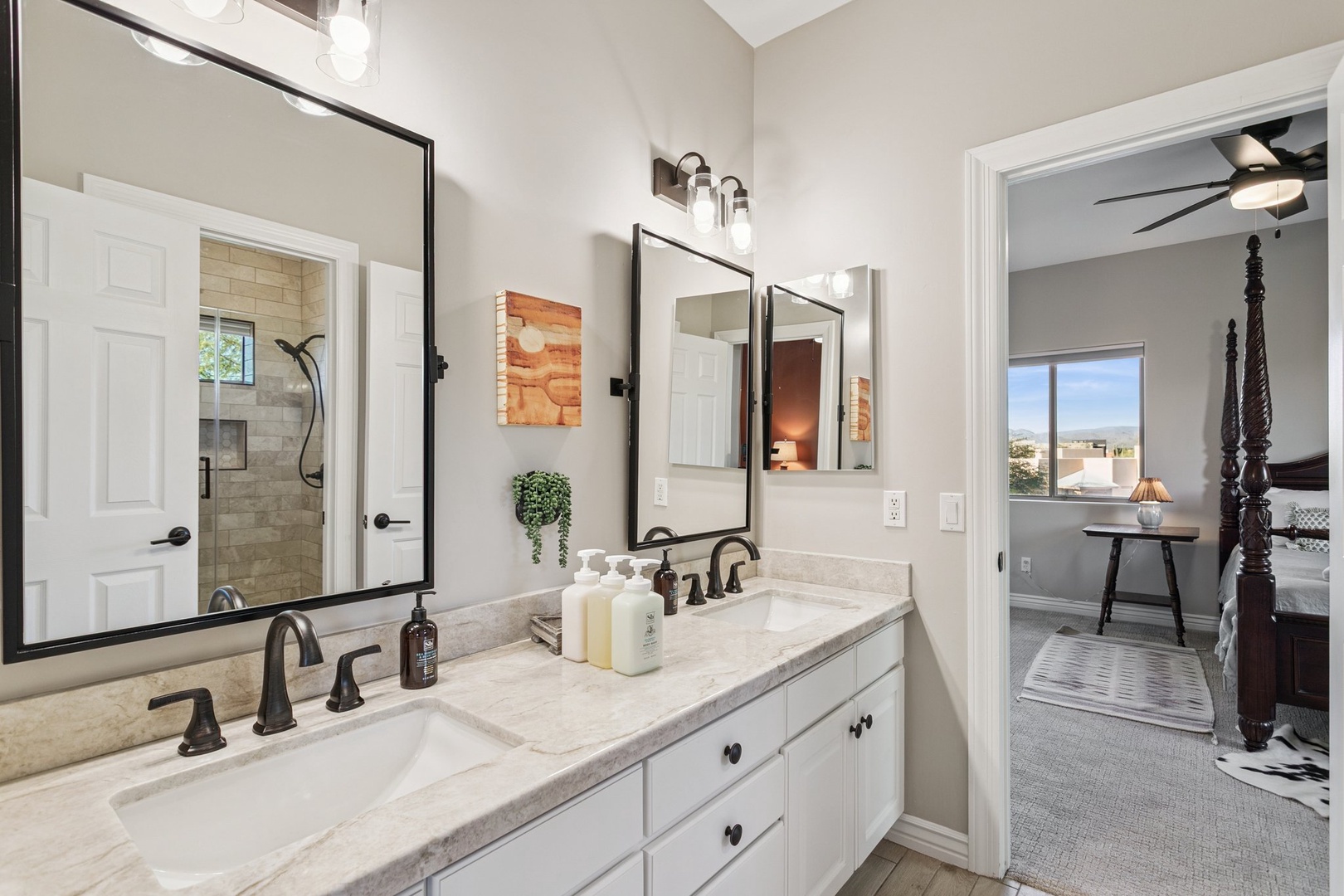Guest Bathroom (Shared between two Queen Bedrooms)