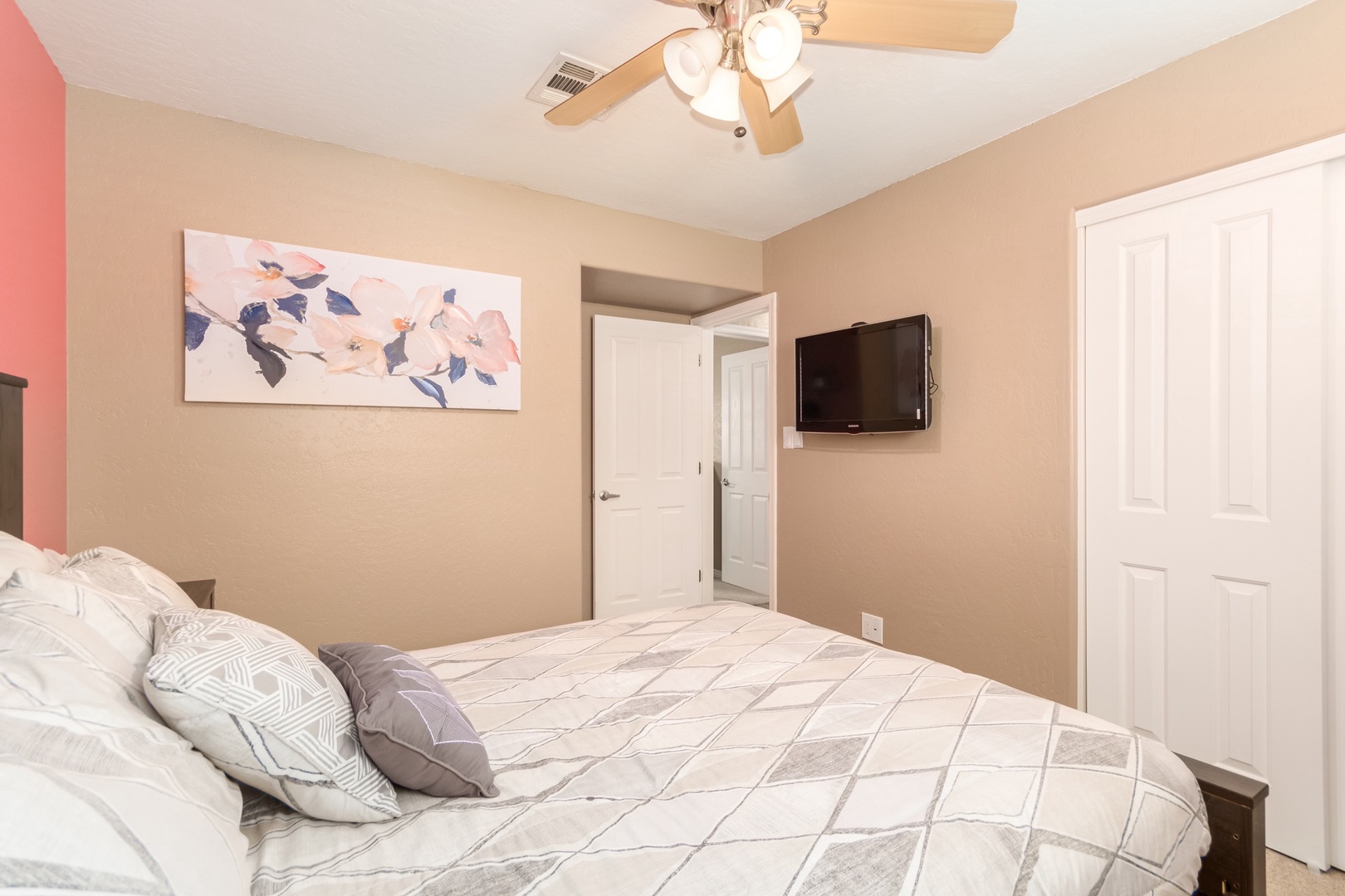 Bedroom 2 - Queen Bed