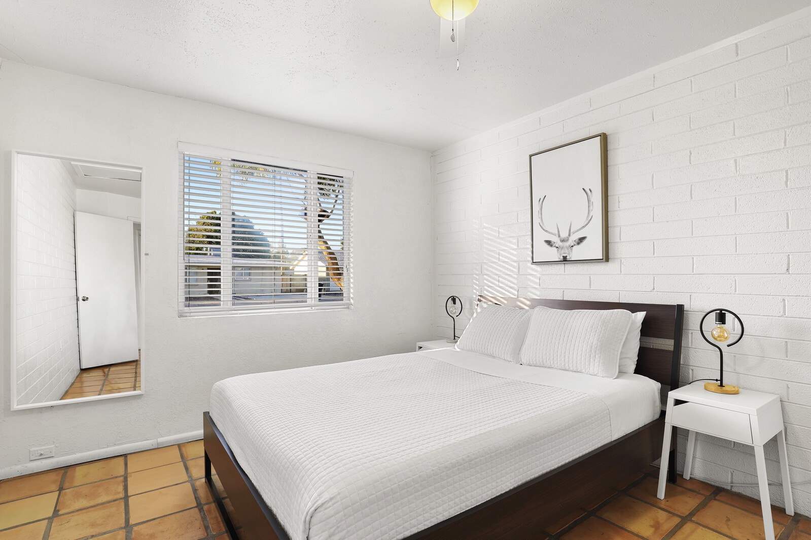 Master bedroom, queen bed