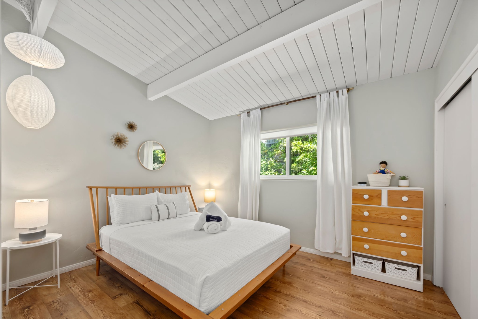 Bedroom 3: Queen (Sealy hybrid)