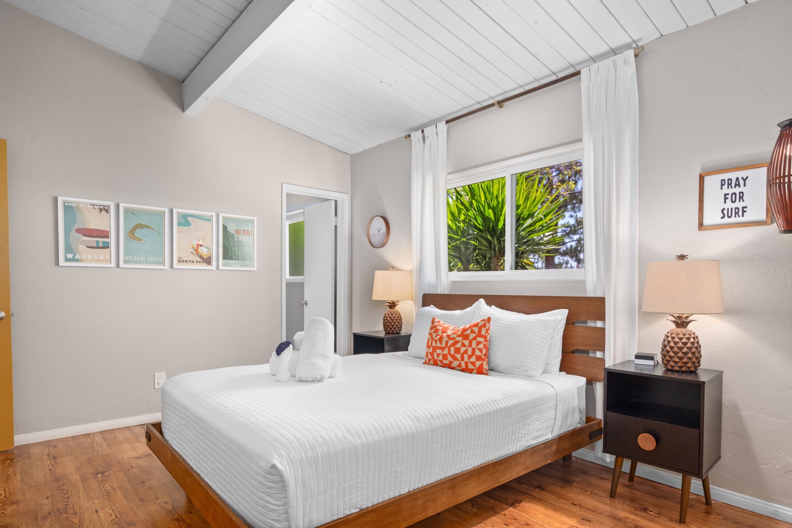 Bedroom 2: Queen + ensuite (Sealy hybrid)